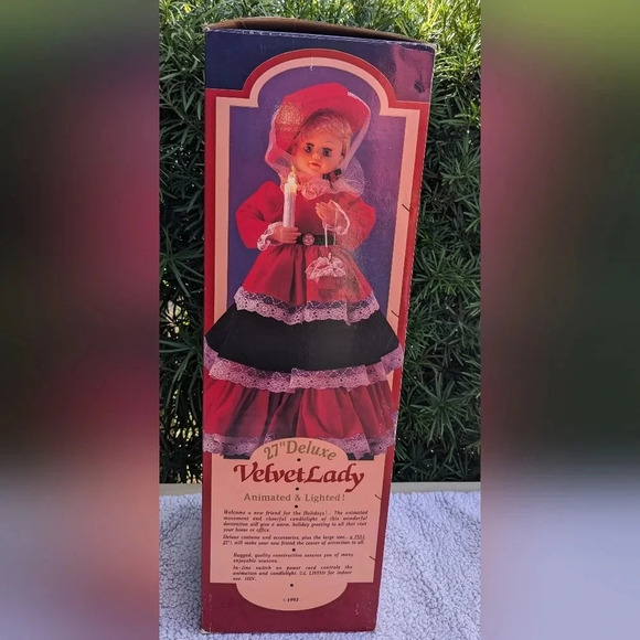 27" Deluxe Velvet Lady Animated Caroler Tested And Working Holiday Velvet Lace - Picture 8 of 9